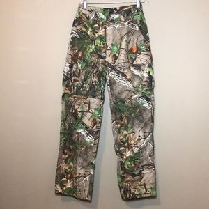 Game winner, youth, size L, camo shorts/pants.